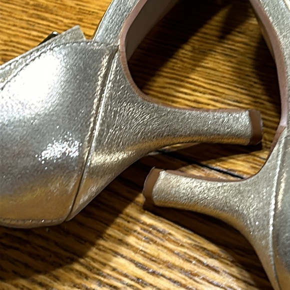 David’s Bridal Nayomi style gold glitter open toe heels. Good condition. Size 9 - Picture 10 of 10